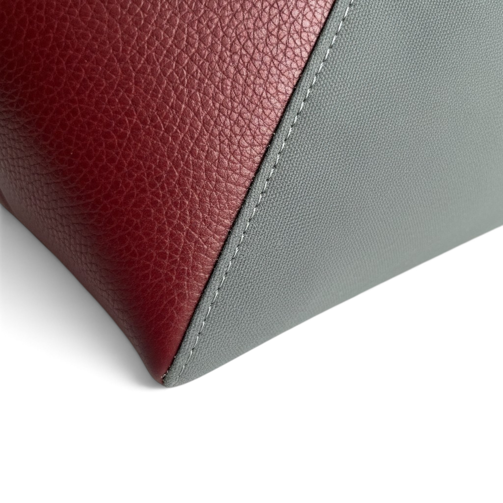 Dettaglio dell'astuccio tecnico POLBER Beaty Flow in tessuto tecnico grigio e inserti in ecopelle bordeaux
